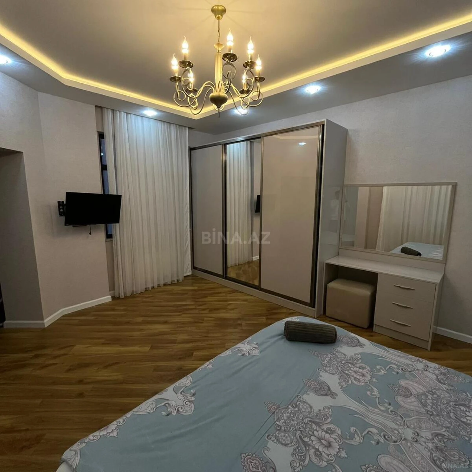 Satılır 3 otaqlı mənzil 137 m²