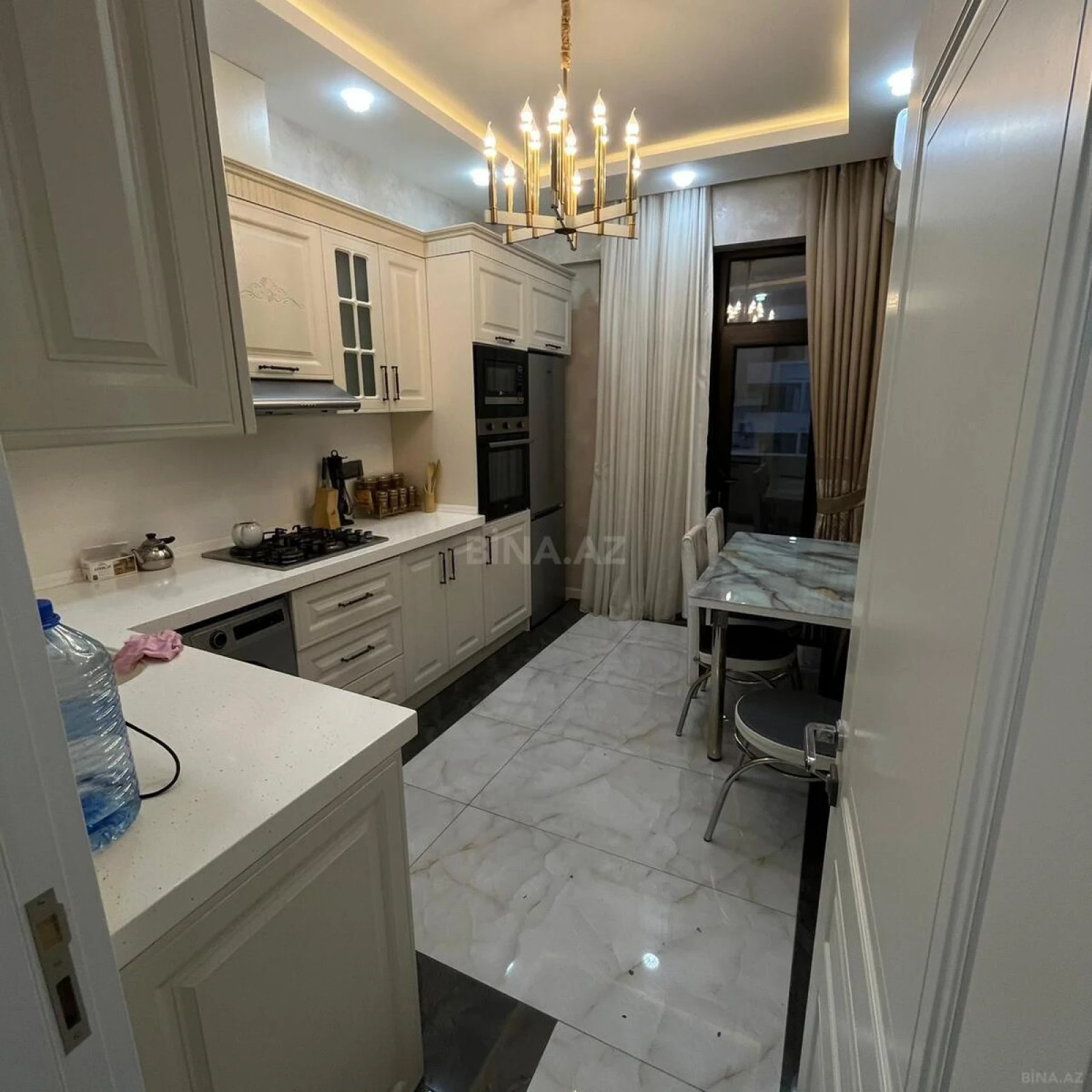 Satılır 3 otaqlı mənzil 137 m²