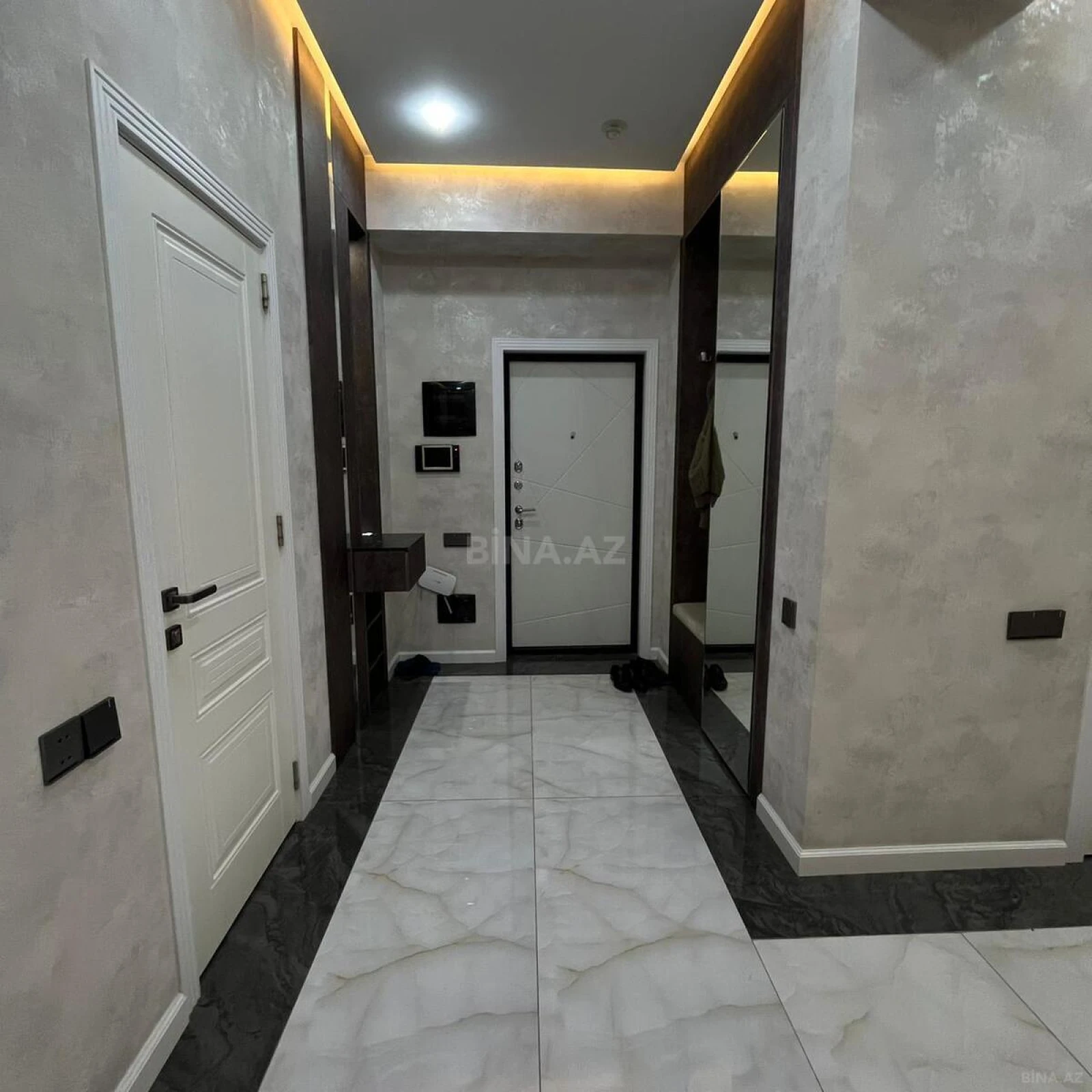 Satılır 3 otaqlı mənzil 137 m²