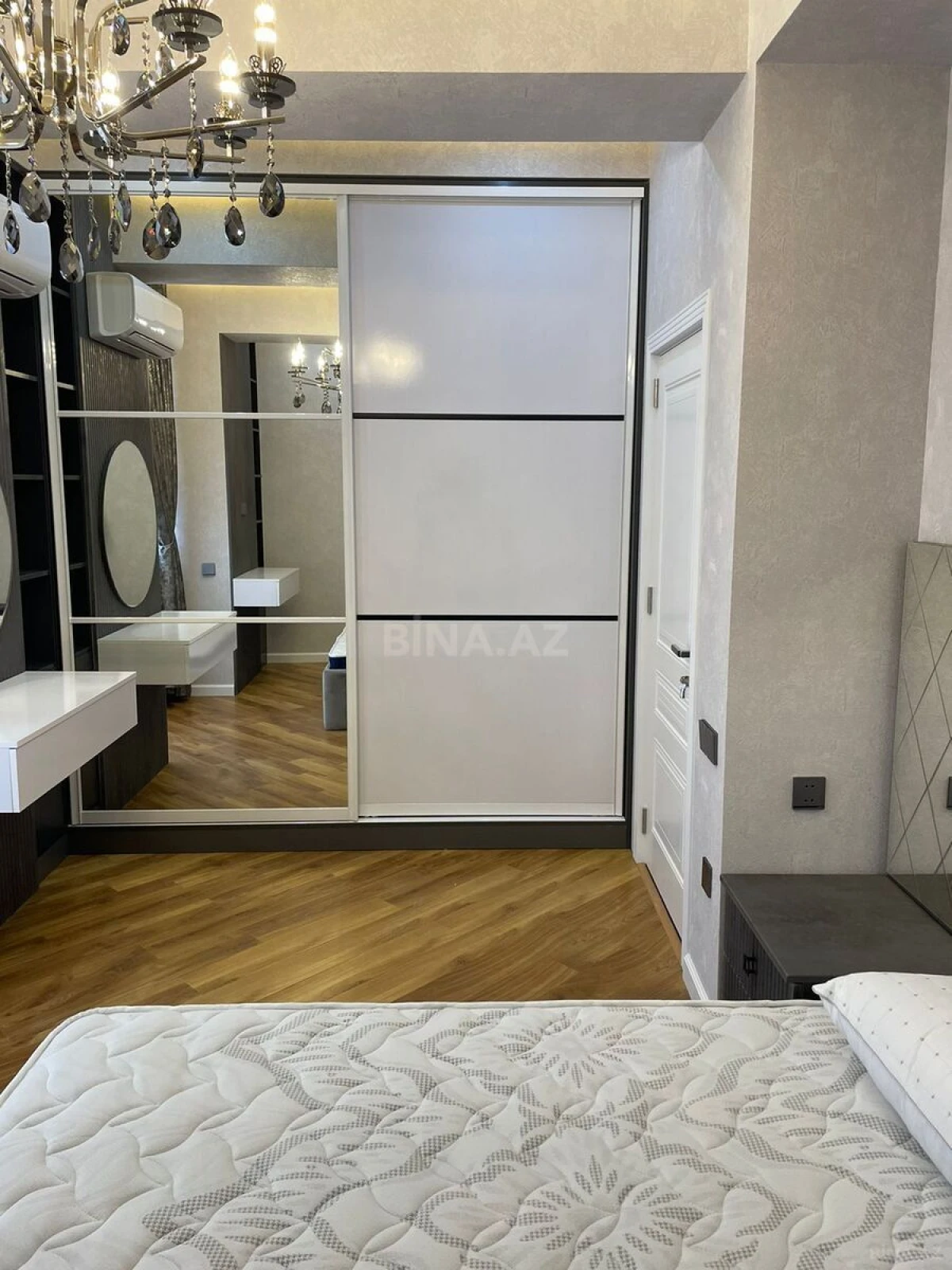 Satılır 3 otaqlı mənzil 137 m²