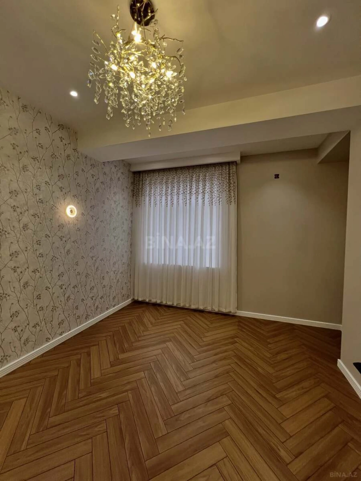 Satılır 4 otaqlı mənzil 140 m²