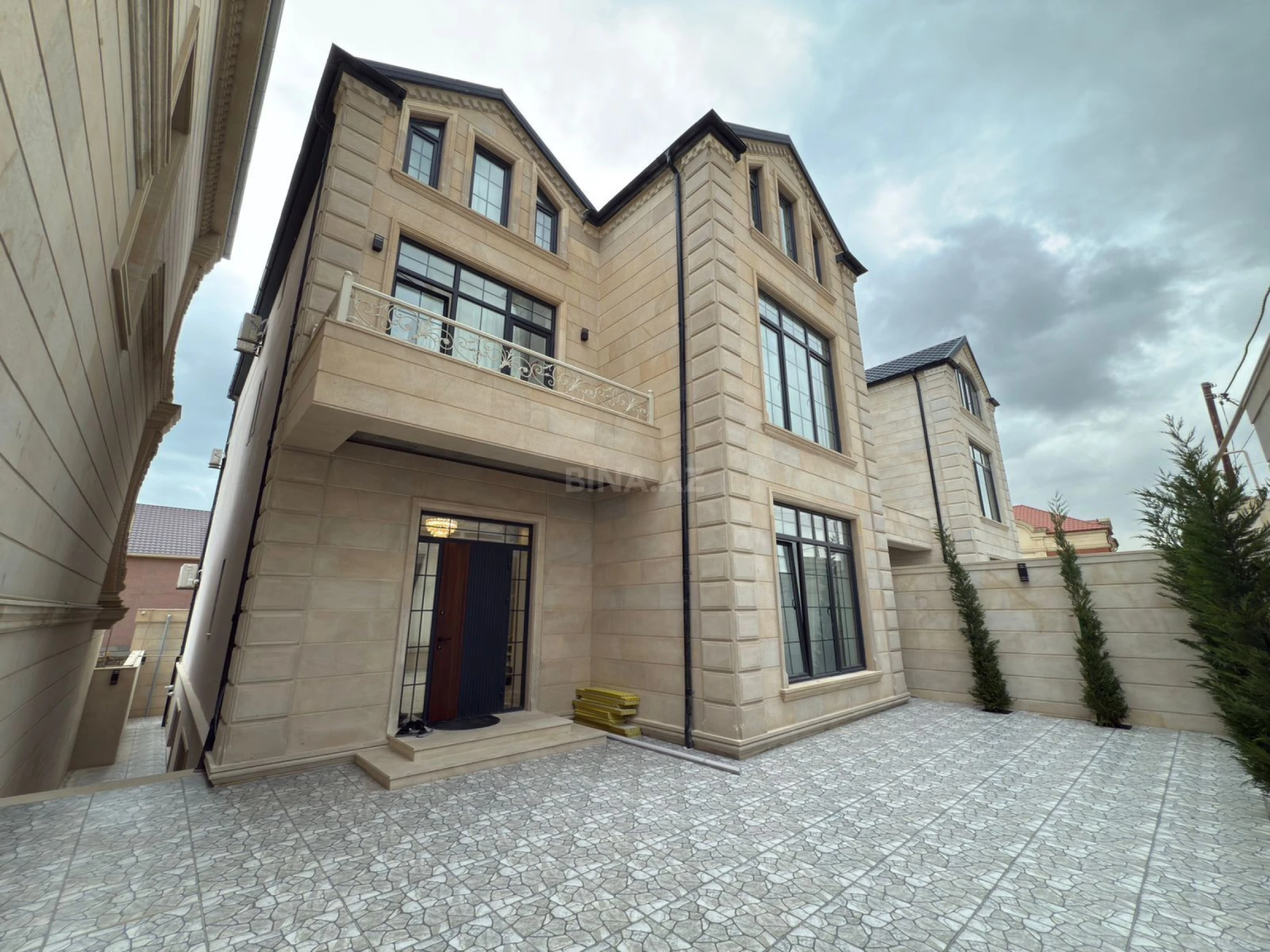 Satılır 6 otaqlı həyət evi 450 m²