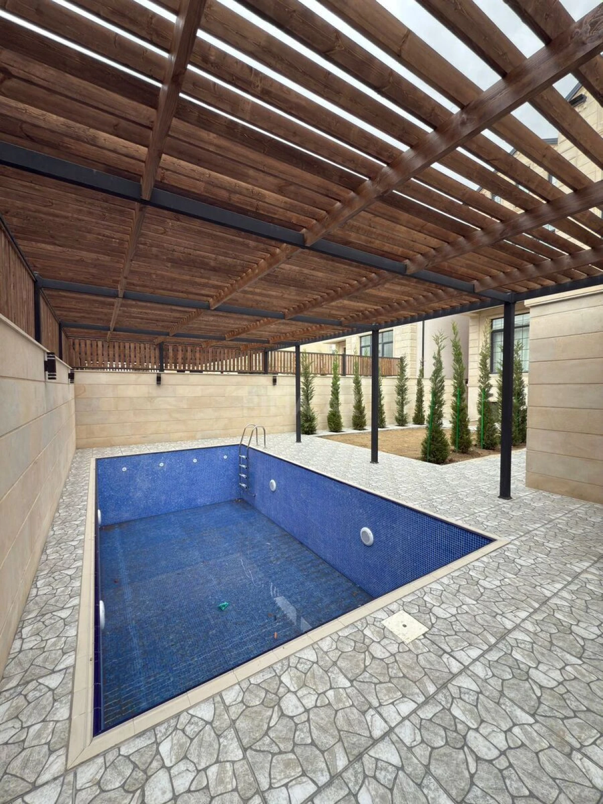 Satılır 6 otaqlı həyət evi 450 m²
