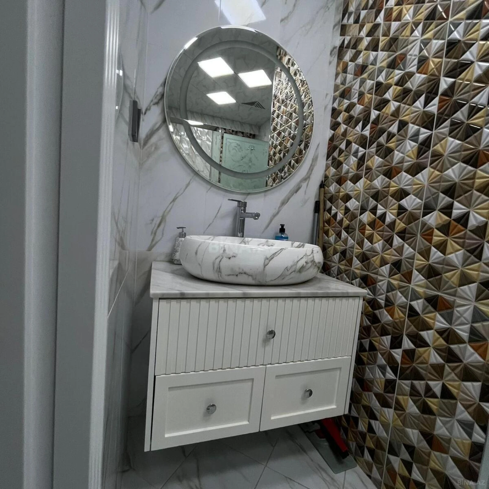 Satılır 3 otaqlı mənzil 137 m²