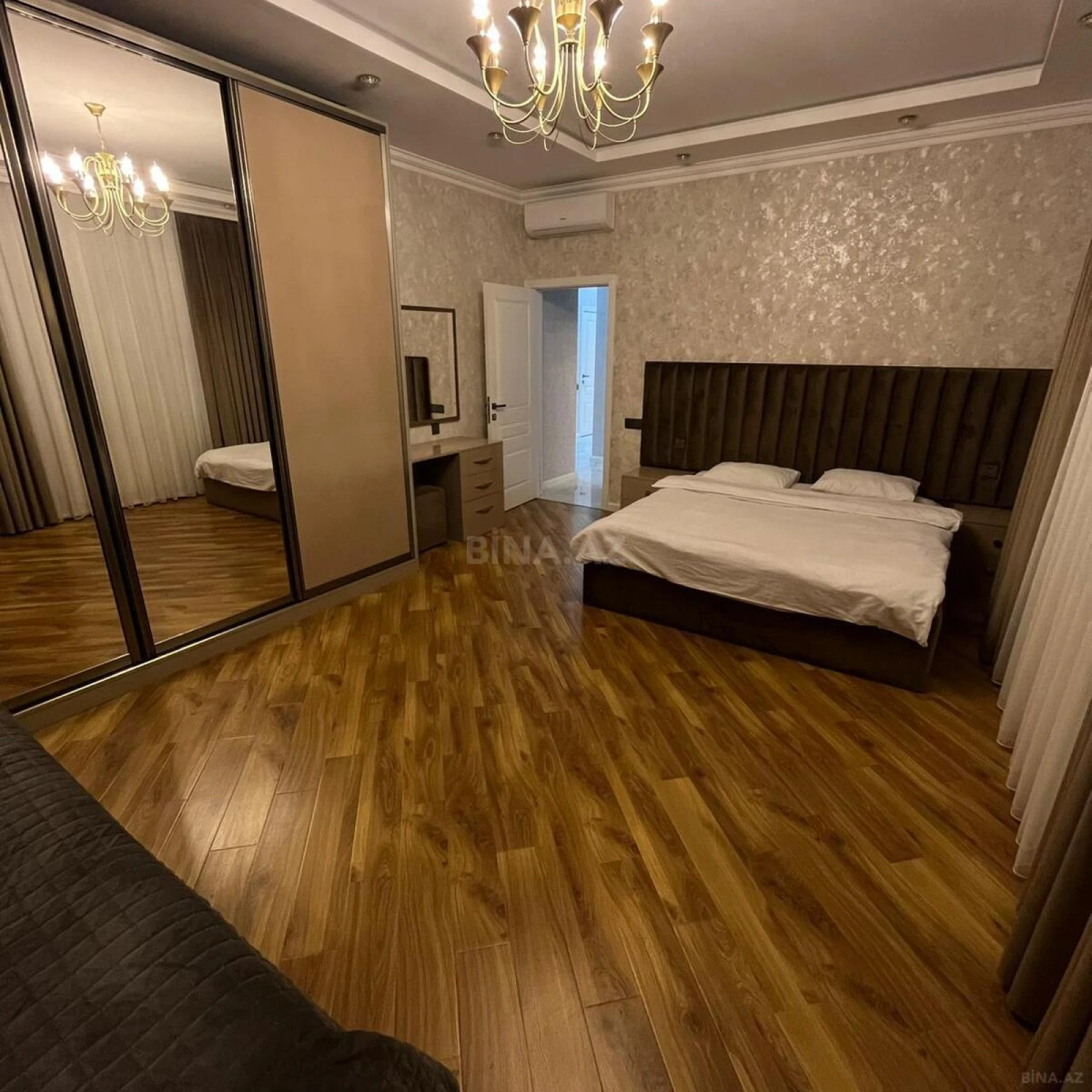 Satılır 3 otaqlı mənzil 137 m²
