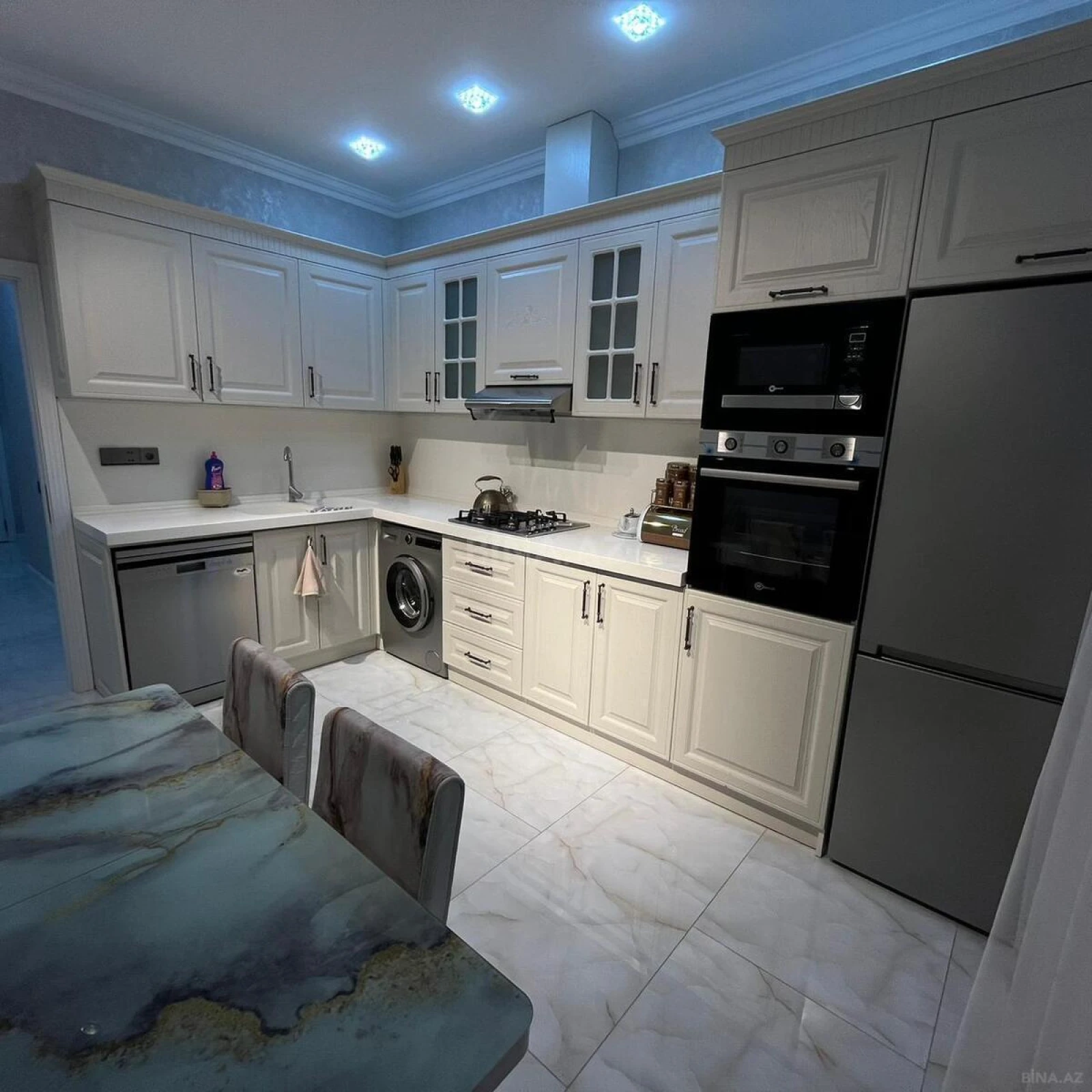 Satılır 3 otaqlı mənzil 137 m²