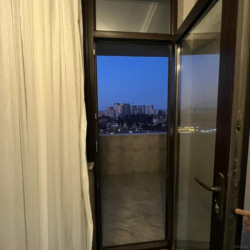 Satılır 3 otaqlı mənzil 137 m²