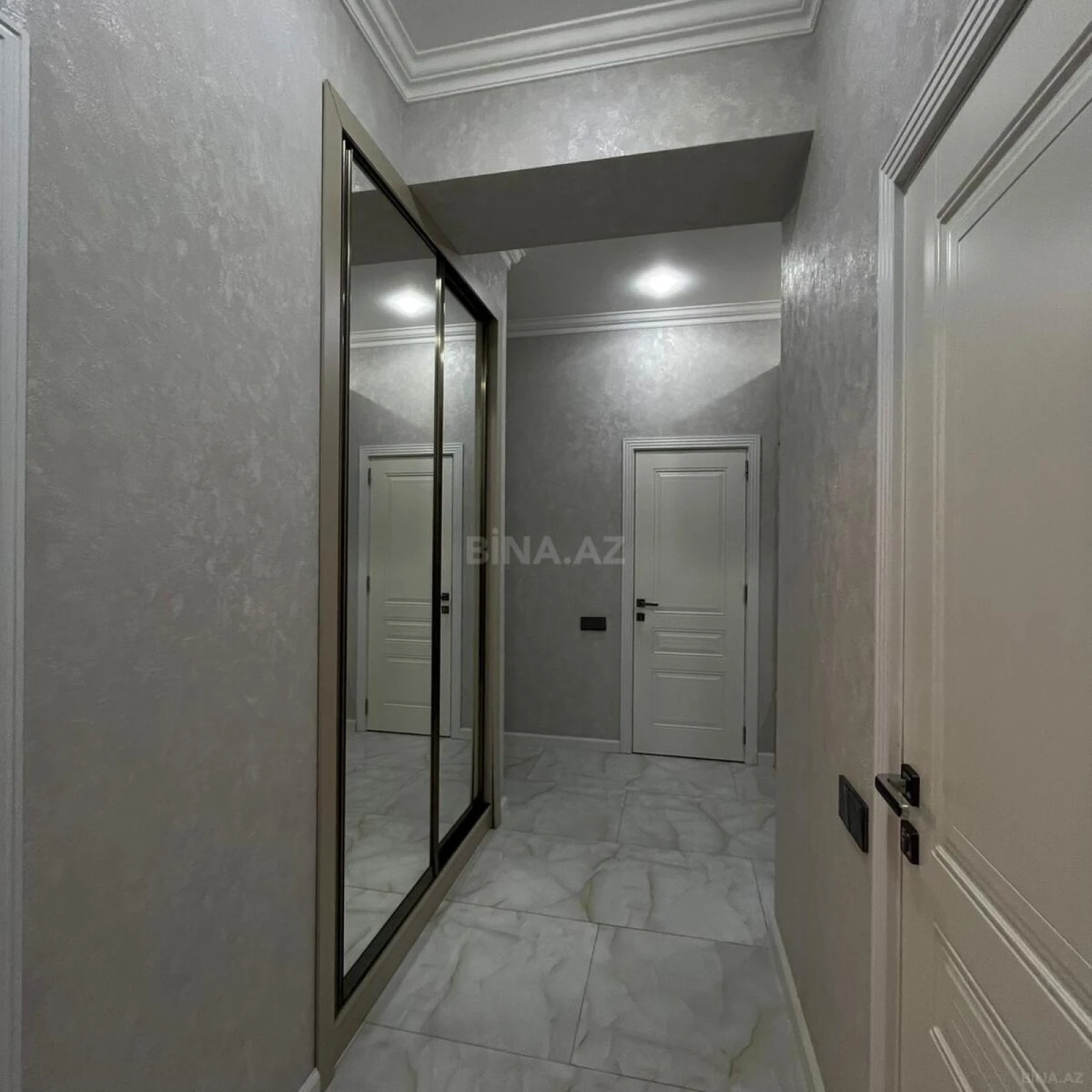 Satılır 3 otaqlı mənzil 137 m²