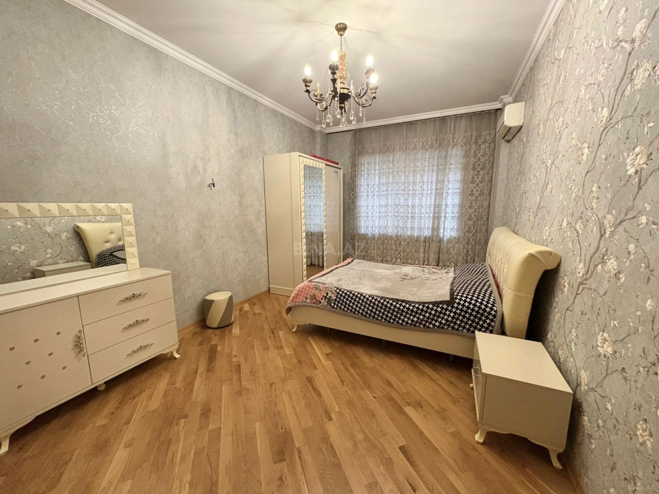 Satılır 4 otaqlı mənzil 198 m²