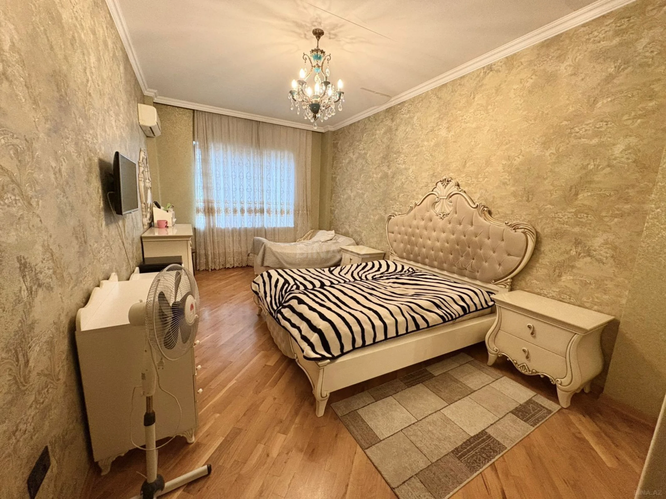 Satılır 4 otaqlı mənzil 198 m²
