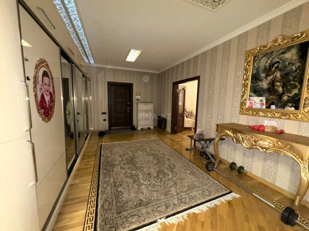 Satılır 4 otaqlı mənzil 198 m²