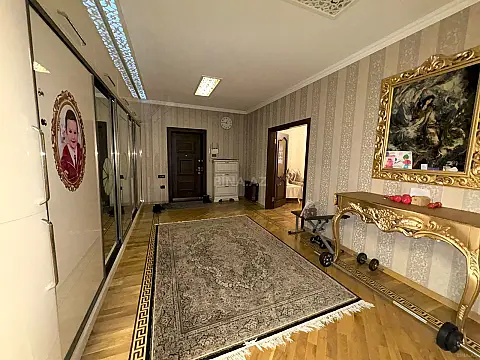 Satılır 4 otaqlı mənzil 198 m²