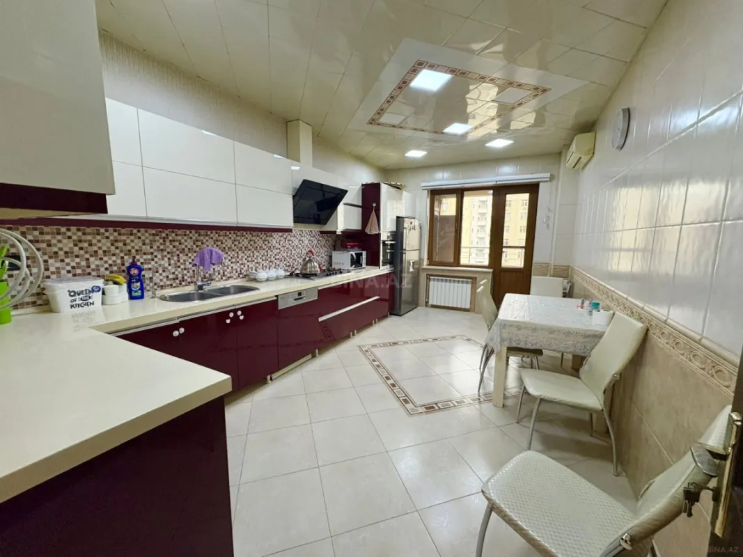 Satılır 4 otaqlı mənzil 198 m²