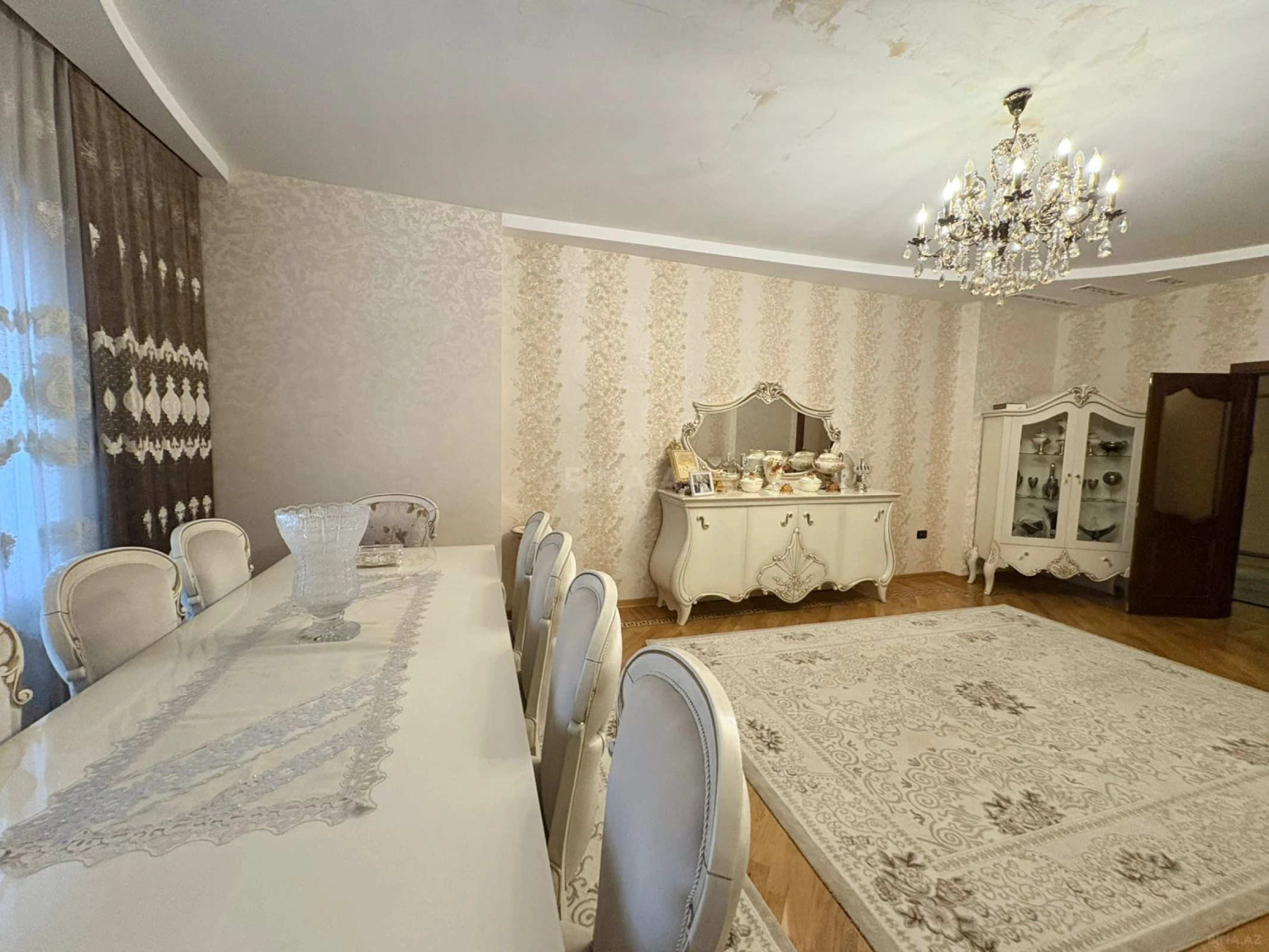 Satılır 4 otaqlı mənzil 198 m²