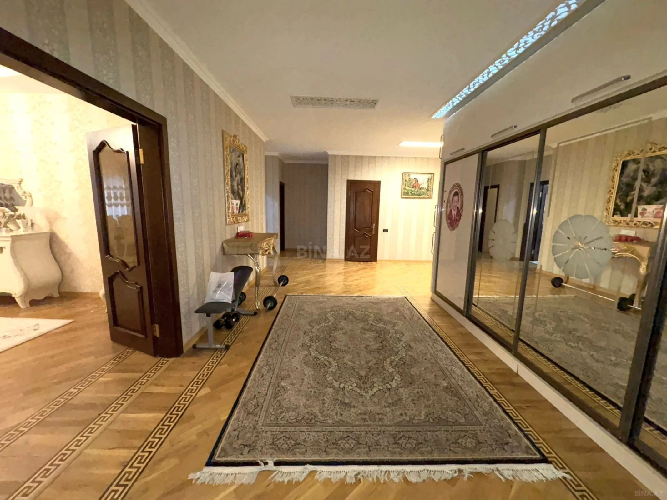 Satılır 4 otaqlı mənzil 198 m²