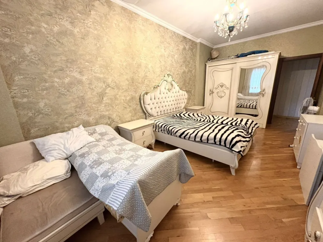 Satılır 4 otaqlı mənzil 198 m²