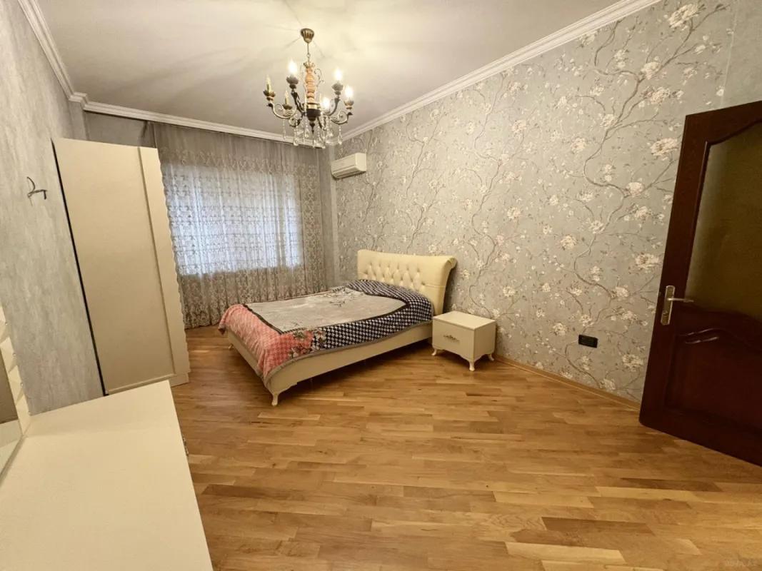 Satılır 4 otaqlı mənzil 198 m²