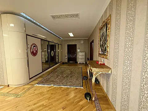 Satılır 4 otaqlı mənzil 198 m²