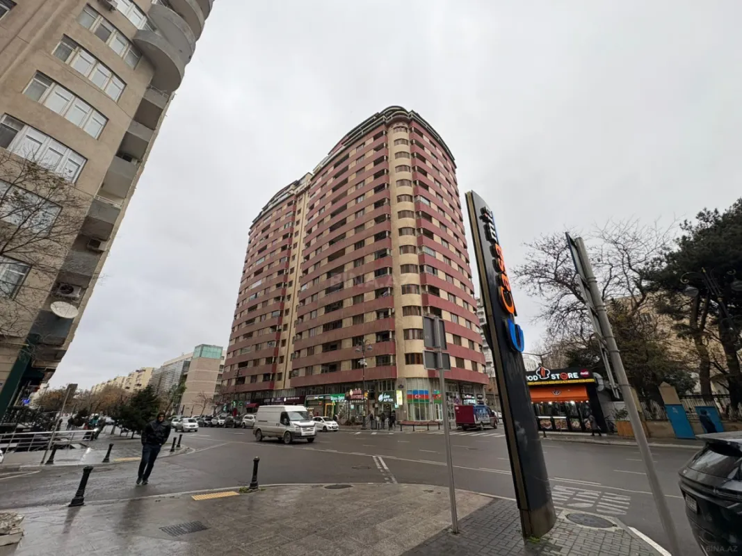 Satılır 4 otaqlı mənzil 198 m²