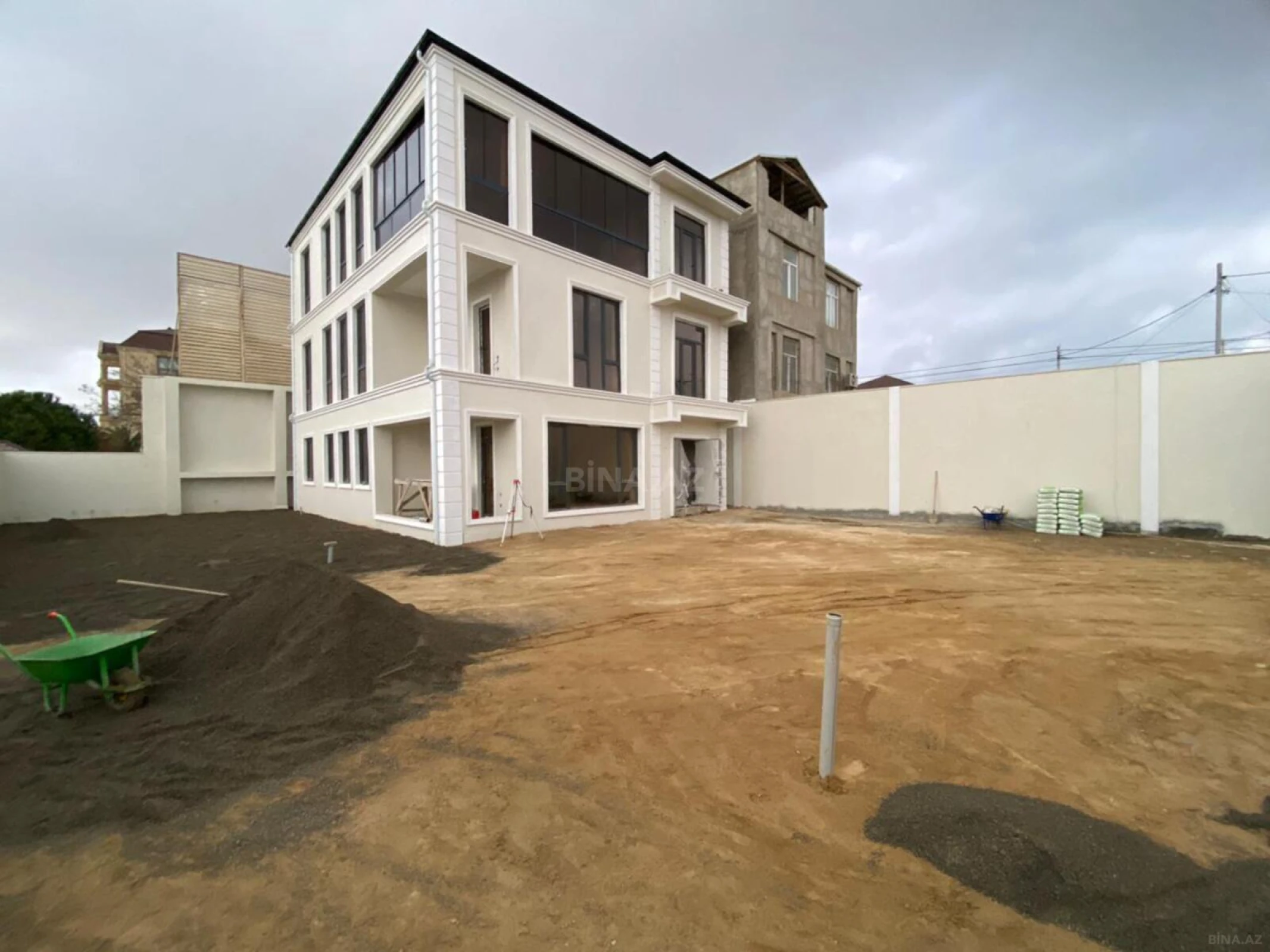 Satılır 8 otaqlı həyət evi 400 m²