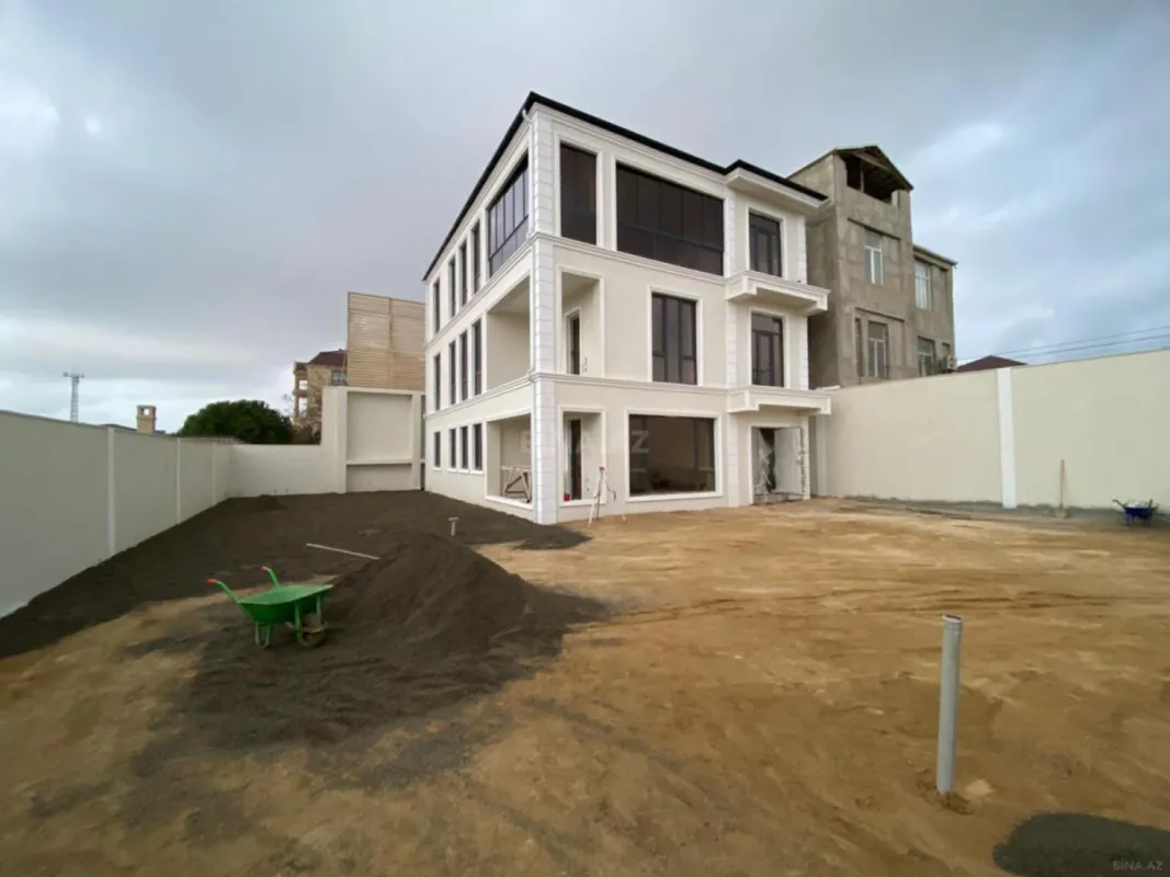 Satılır 8 otaqlı həyət evi 400 m²