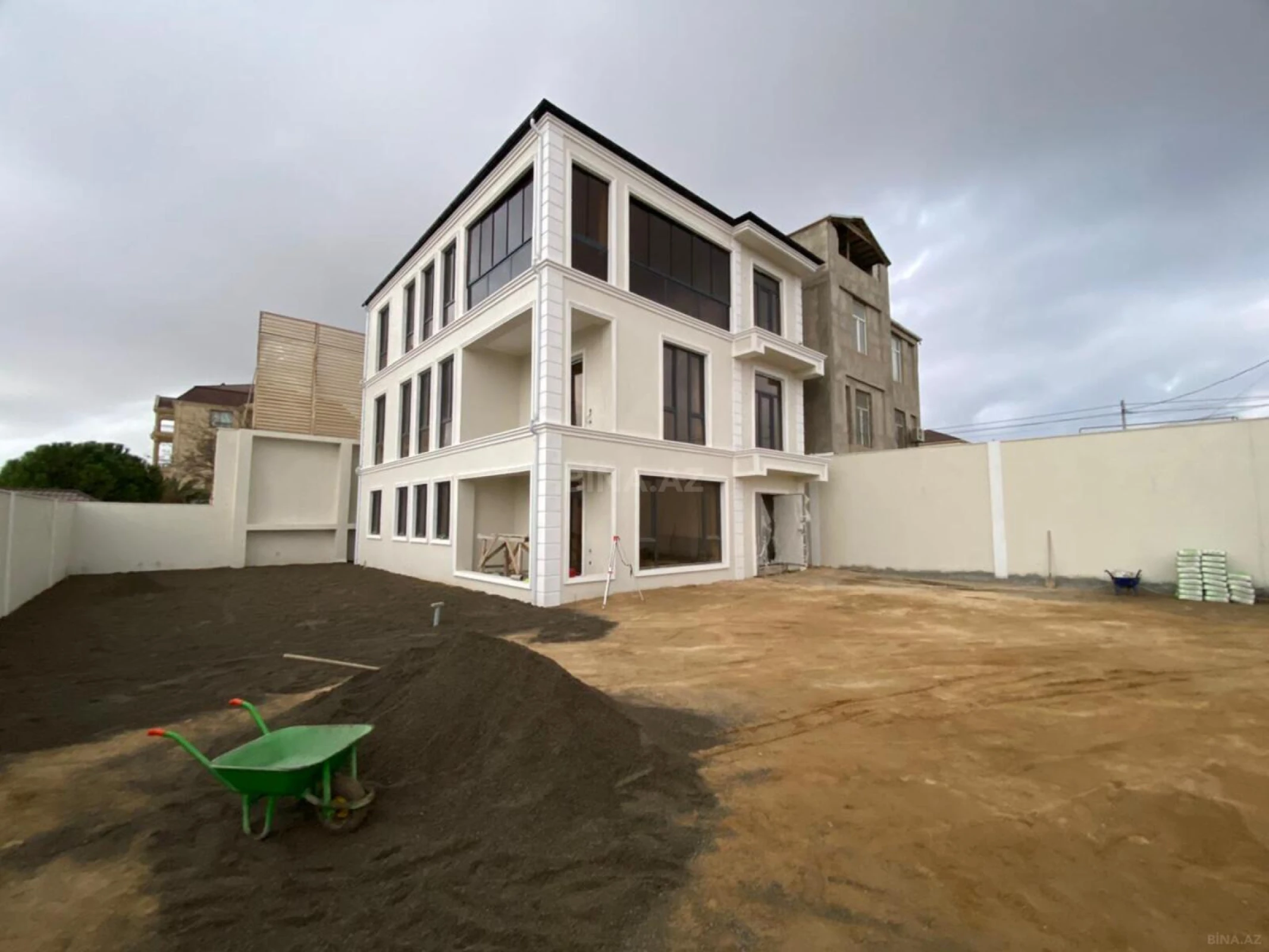 Satılır 8 otaqlı həyət evi 400 m²