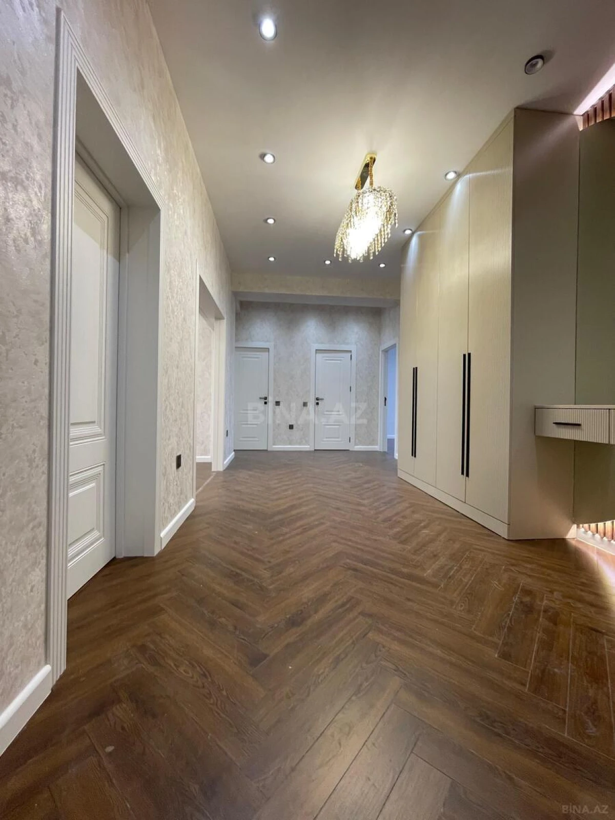 Satılır 3 otaqlı mənzil 138 m²