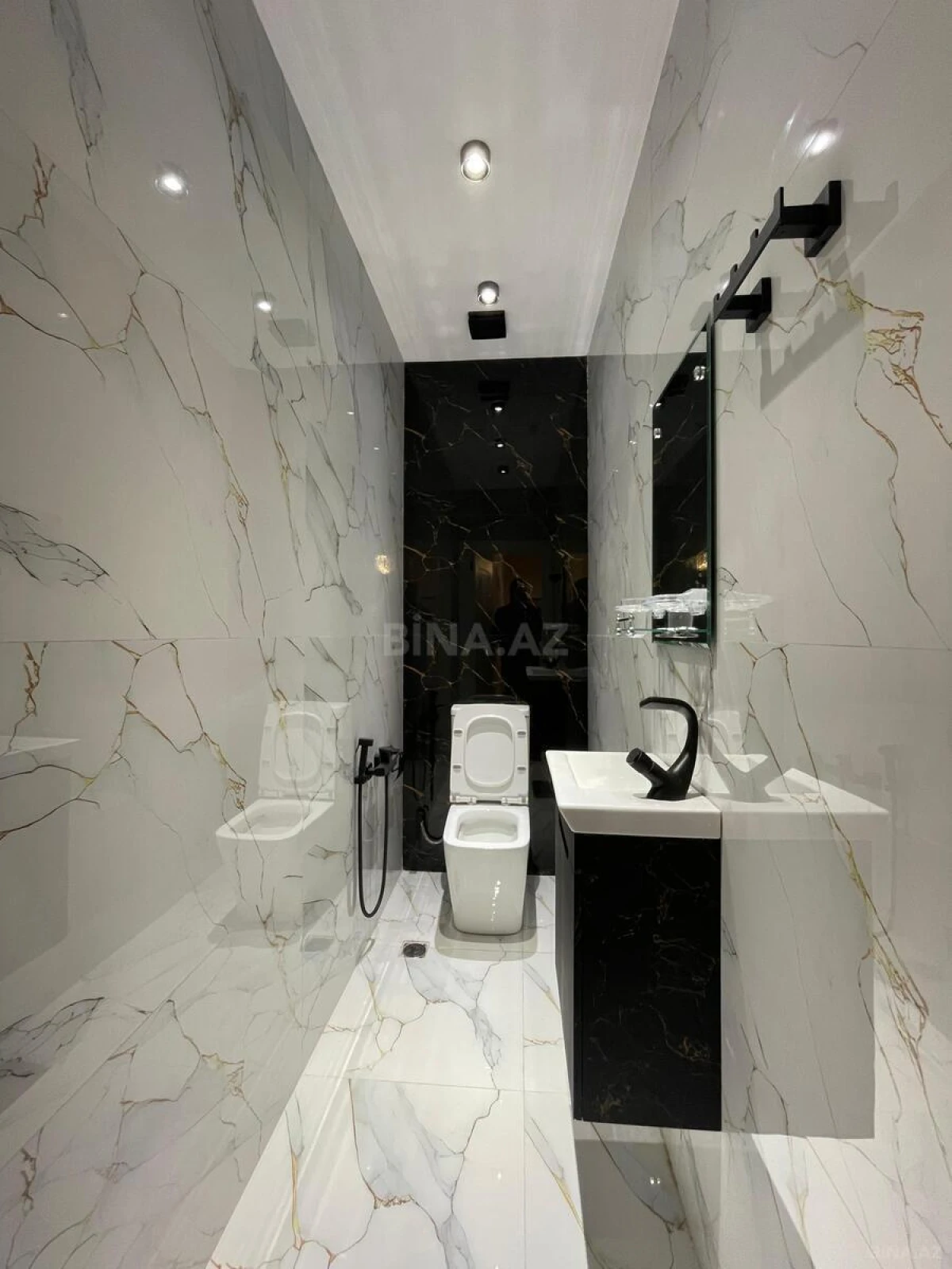 Satılır 3 otaqlı mənzil 138 m²