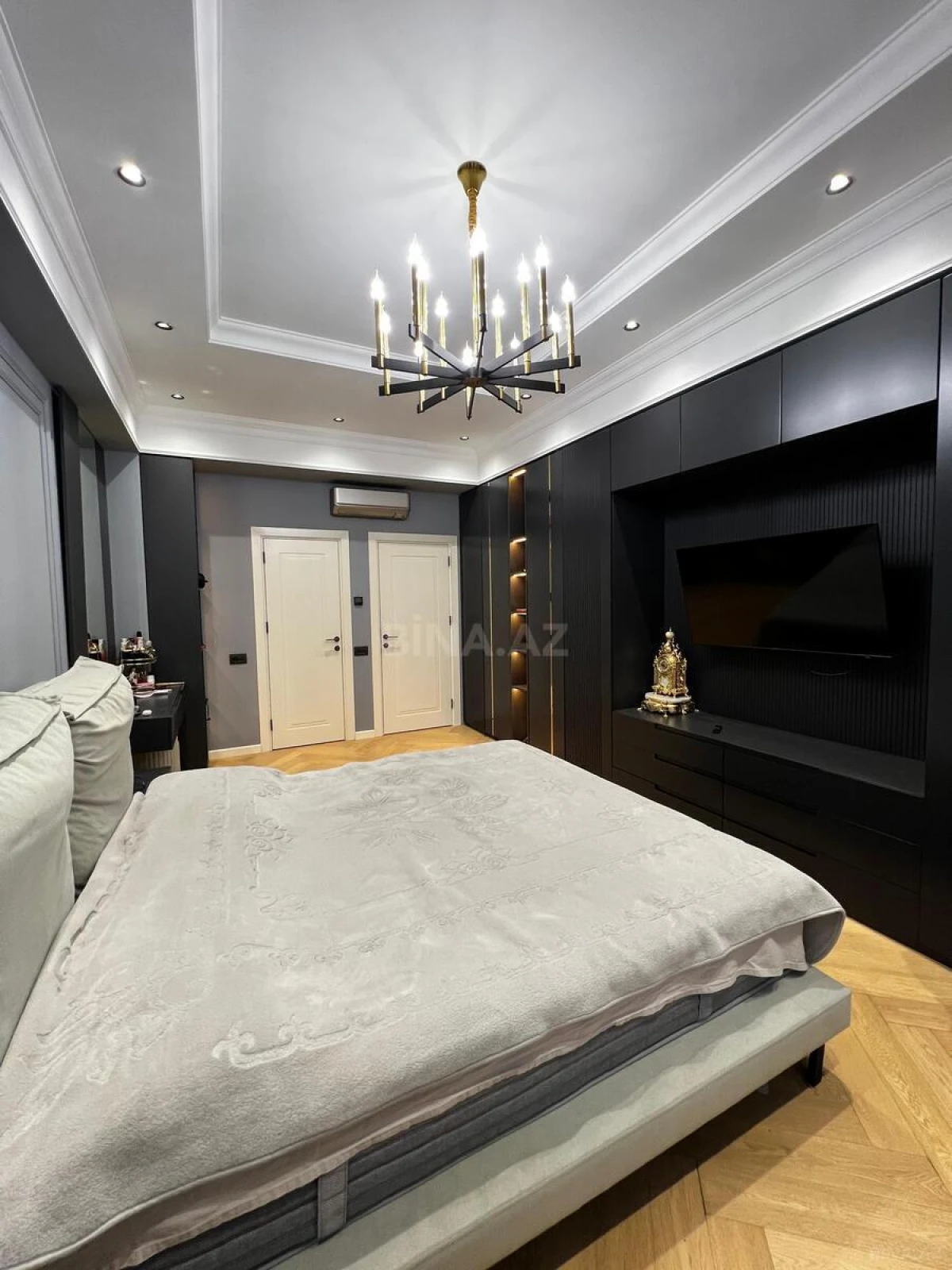 Satılır 4 otaqlı mənzil 140 m²