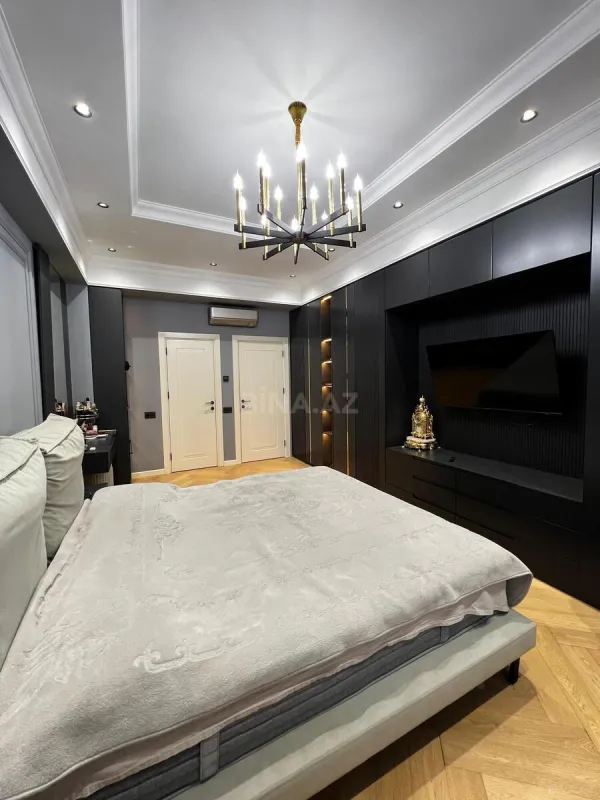 Satılır 4 otaqlı mənzil 140 m²