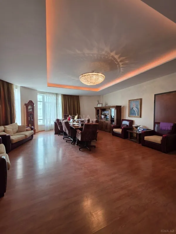 Satılır 5 otaqlı ofis 180 m²