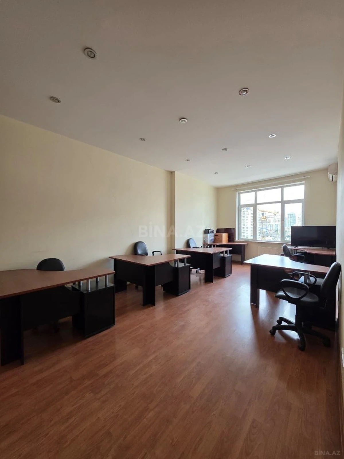 Satılır 5 otaqlı ofis 180 m²