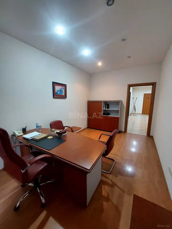 Satılır 5 otaqlı ofis 180 m²