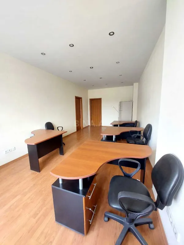 Satılır 5 otaqlı ofis 180 m²