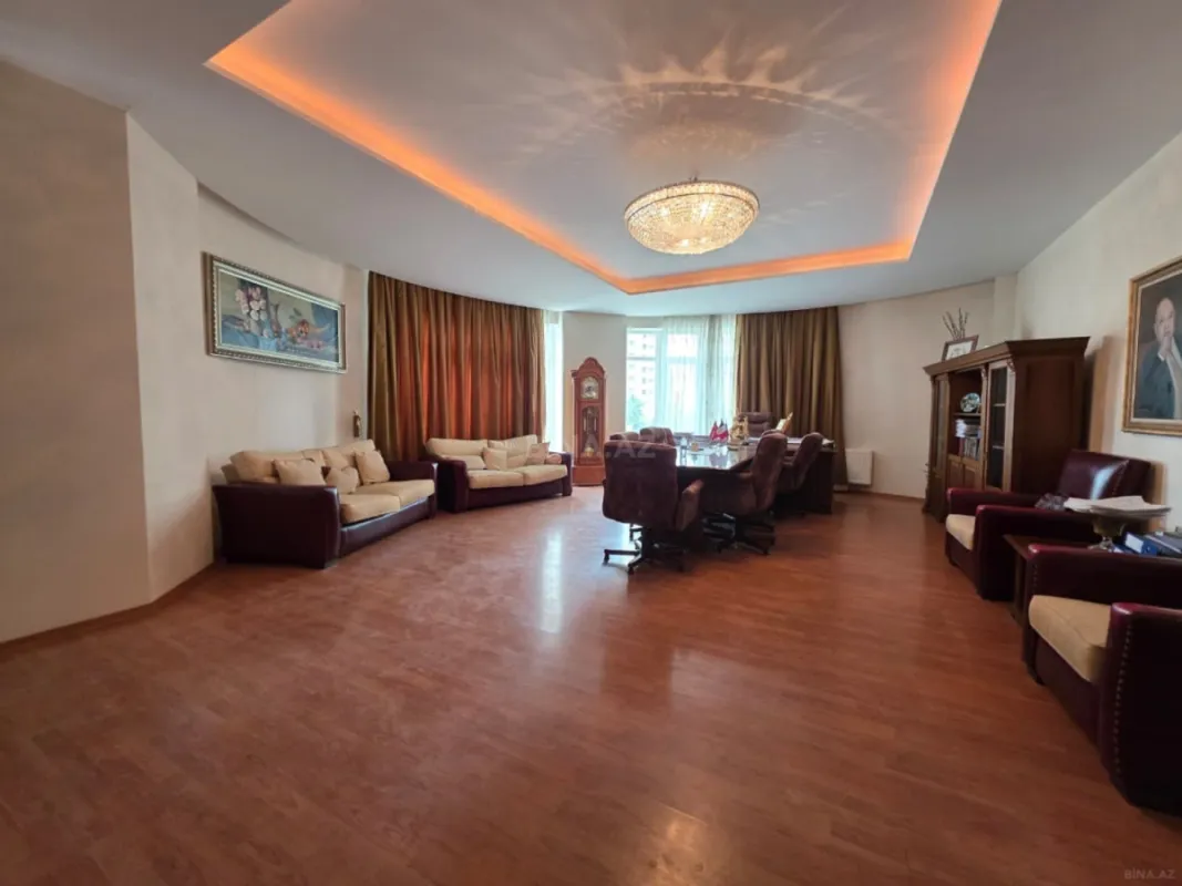 Satılır 5 otaqlı ofis 180 m²