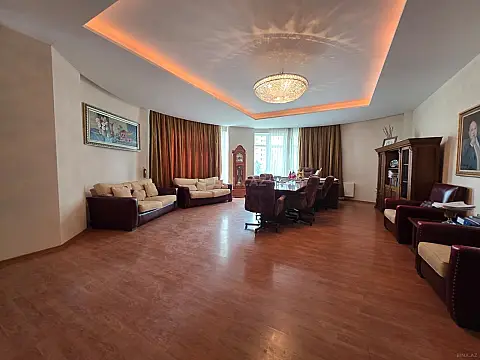 Satılır 5 otaqlı ofis 180 m²