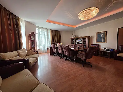 Satılır 5 otaqlı ofis 180 m²
