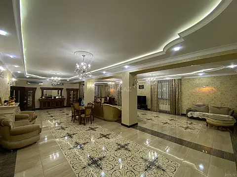 Satılır 8 otaqlı həyət evi 380 m²