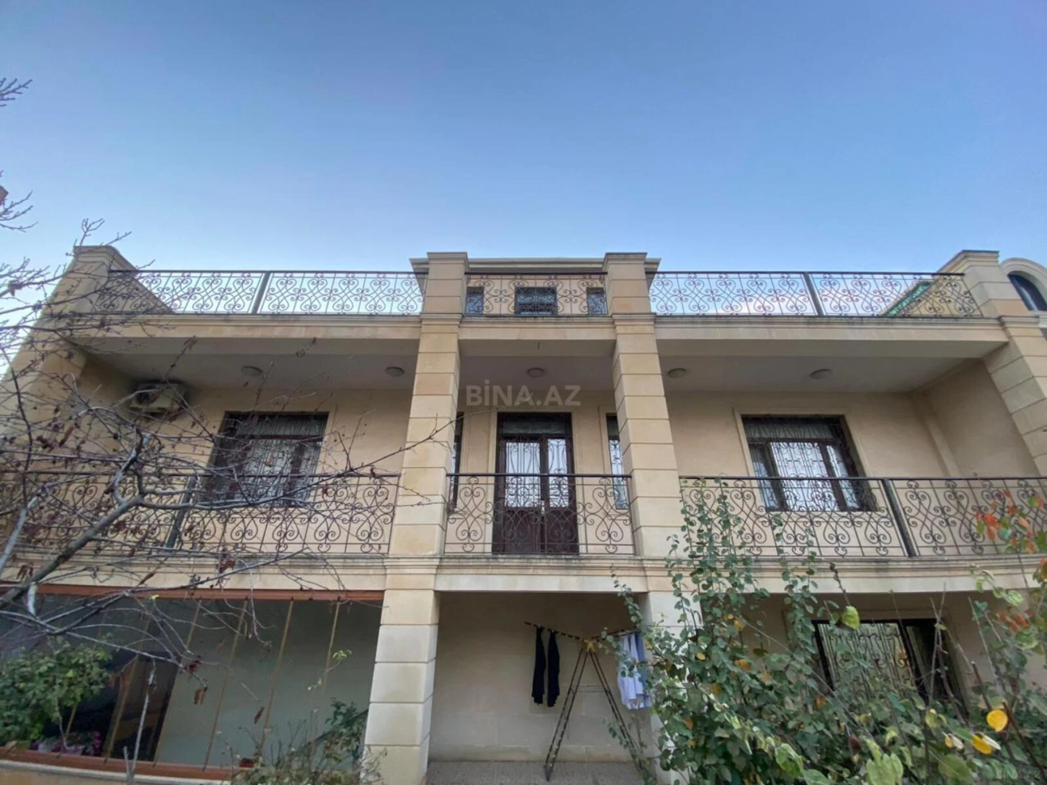 Satılır 8 otaqlı həyət evi 380 m²