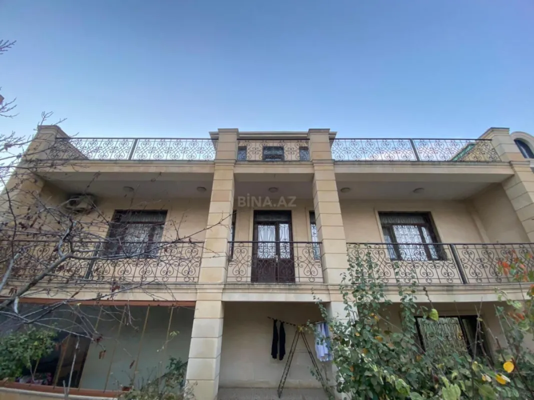 Satılır 8 otaqlı həyət evi 380 m²