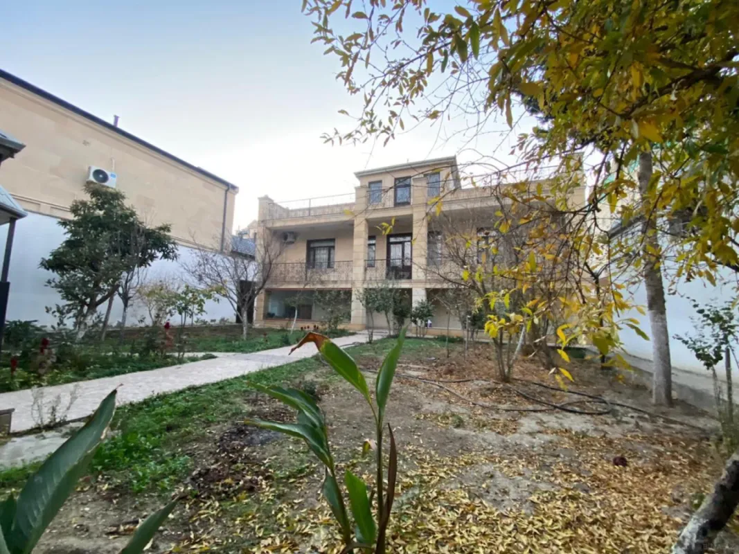 Satılır 8 otaqlı həyət evi 380 m²