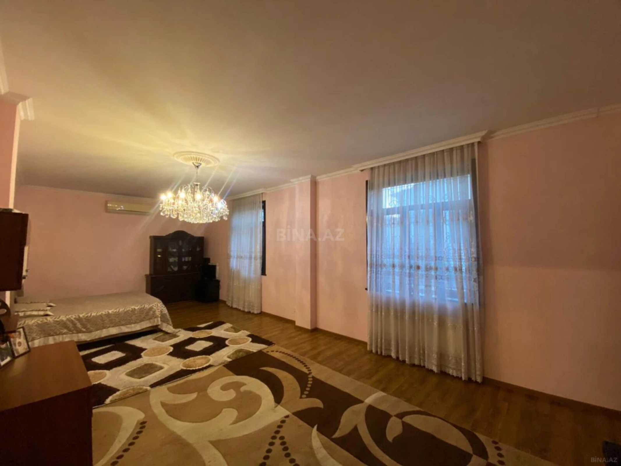 Satılır 8 otaqlı həyət evi 380 m²