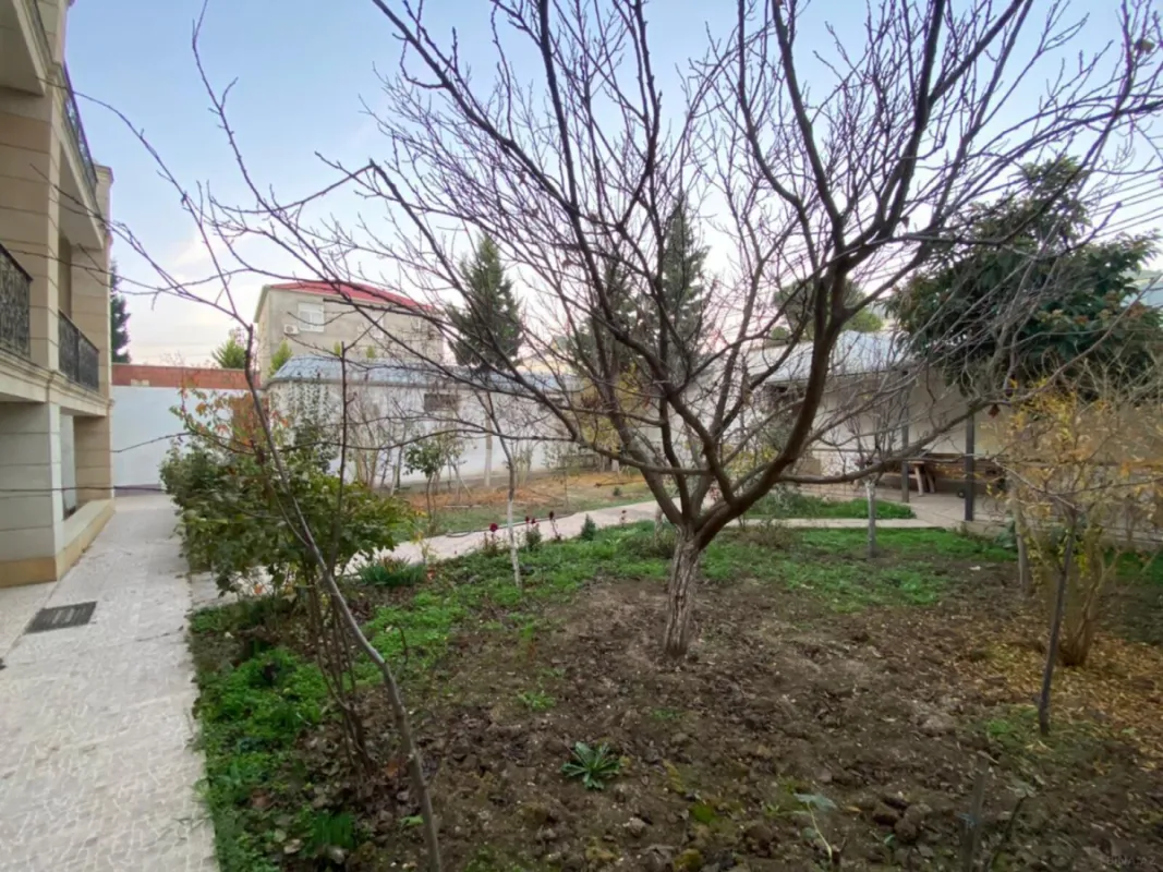 Satılır 8 otaqlı həyət evi 380 m²
