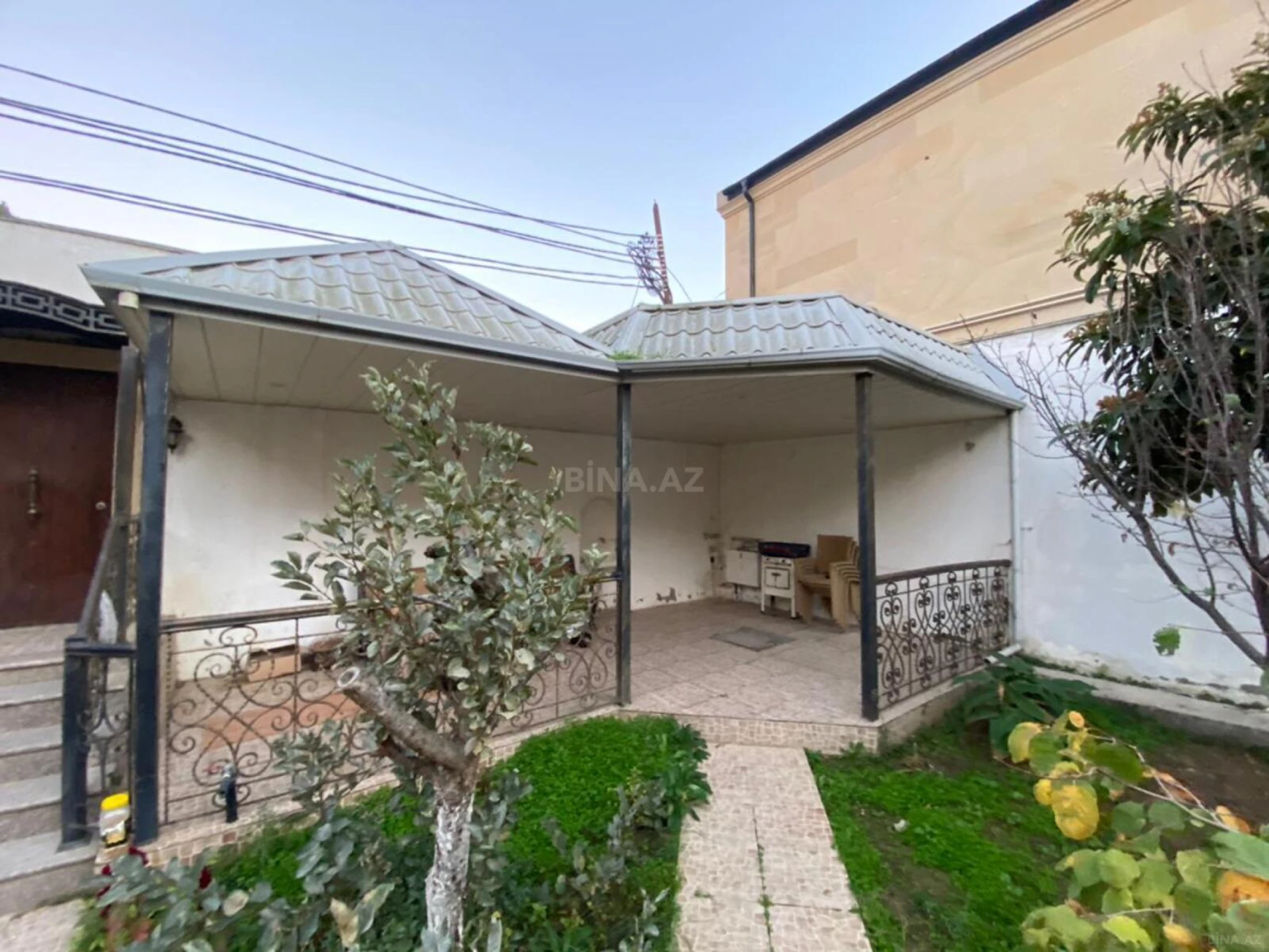 Satılır 8 otaqlı həyət evi 380 m²