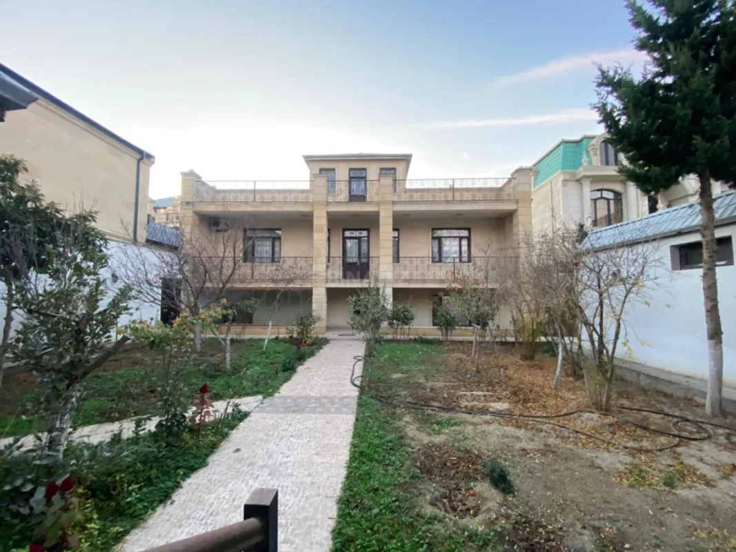 Satılır 8 otaqlı həyət evi 380 m²