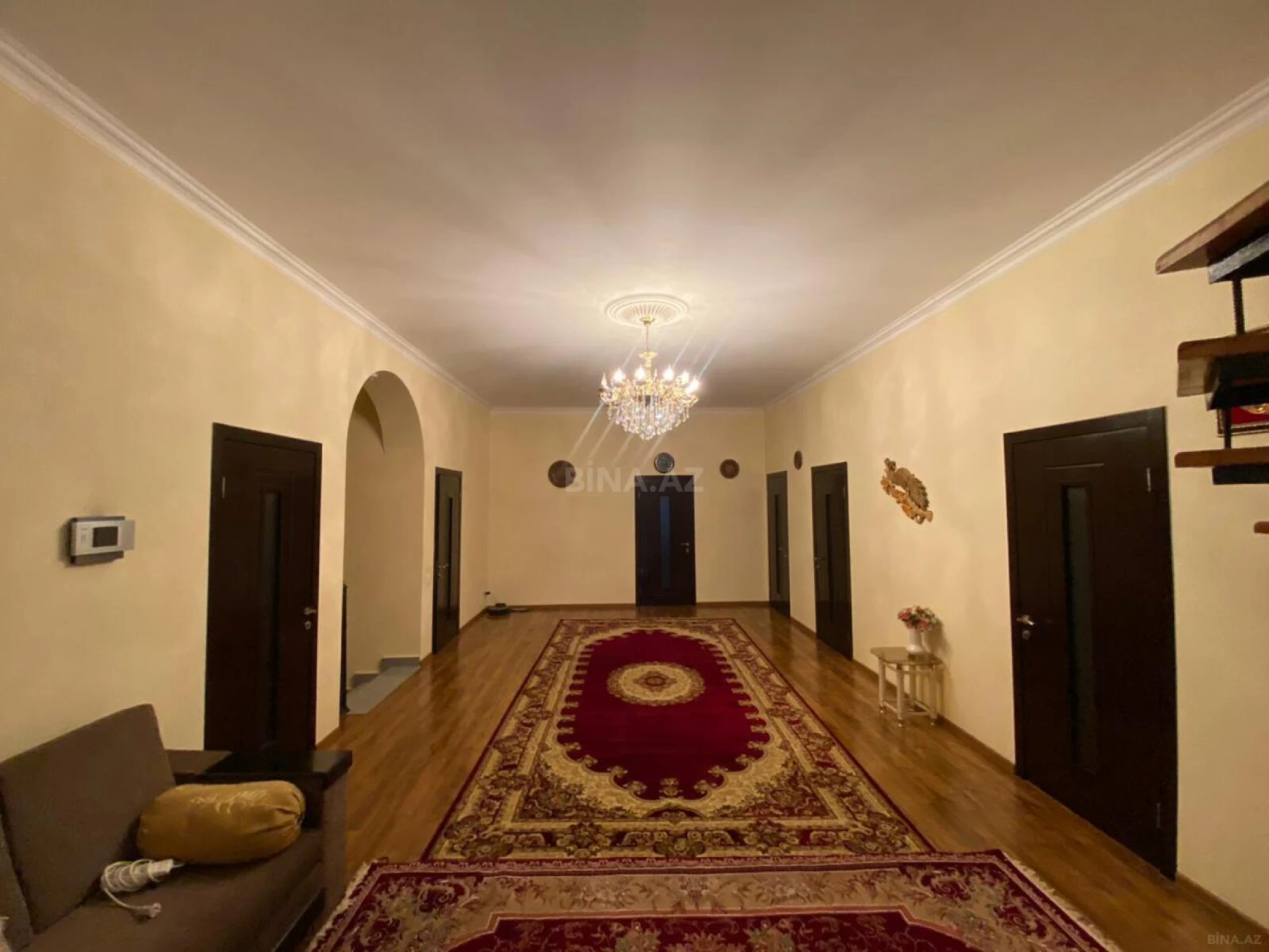 Satılır 8 otaqlı həyət evi 380 m²