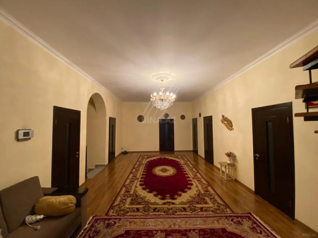 Satılır 8 otaqlı həyət evi 380 m²