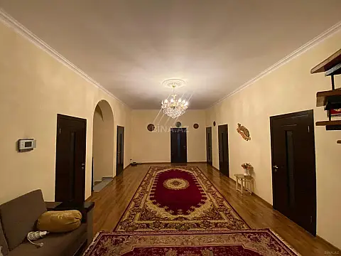 Satılır 8 otaqlı həyət evi 380 m²