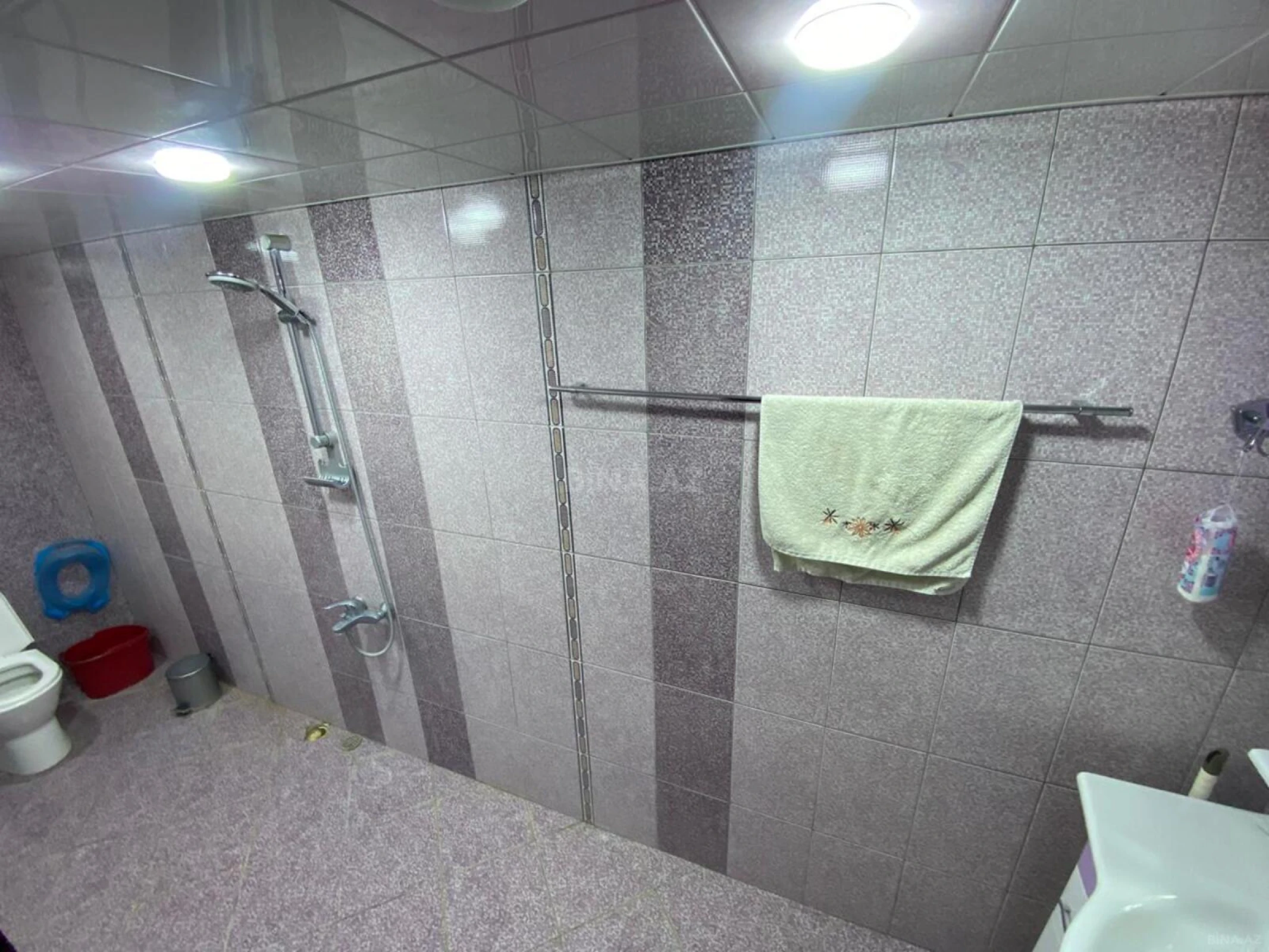 Satılır 8 otaqlı həyət evi 380 m²