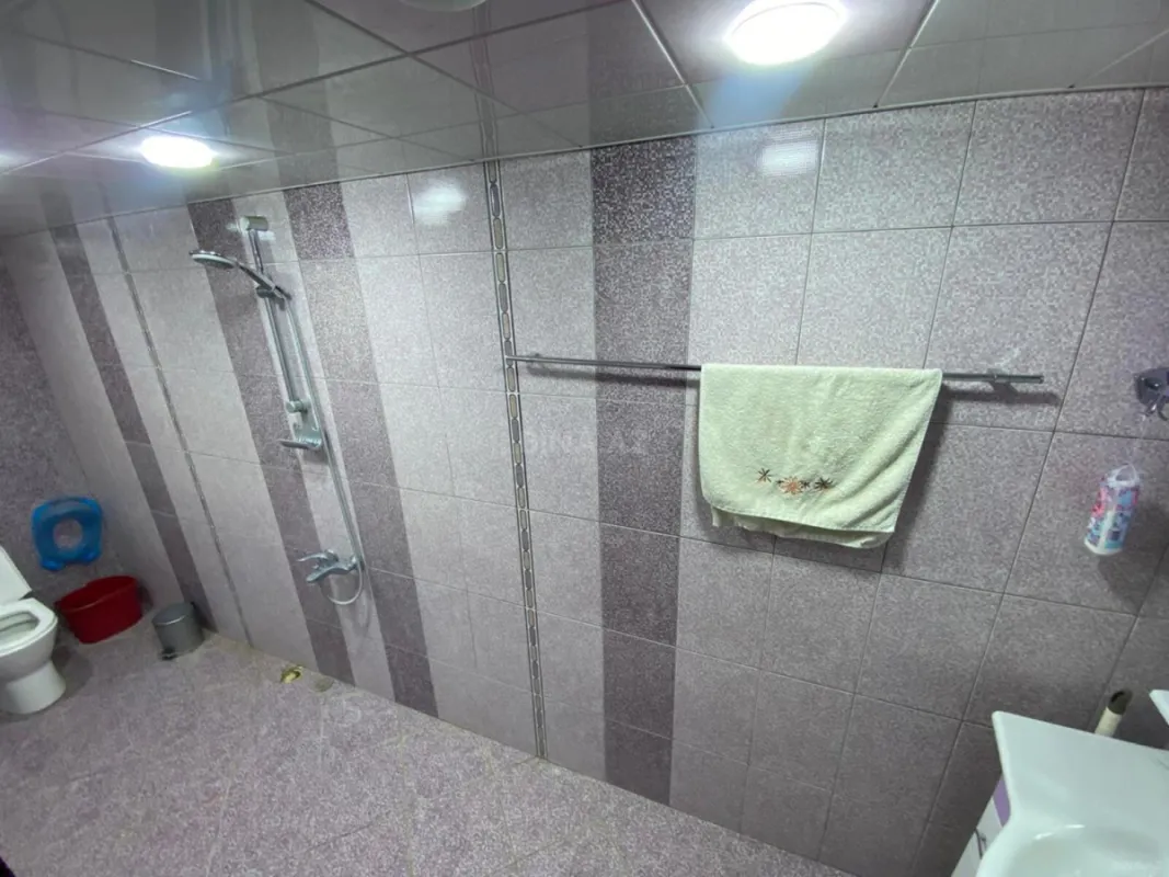 Satılır 8 otaqlı həyət evi 380 m²